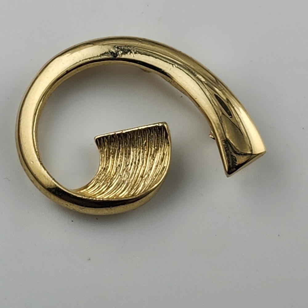 Vintage‎ M JENT  Gold Tone Swish Brooch